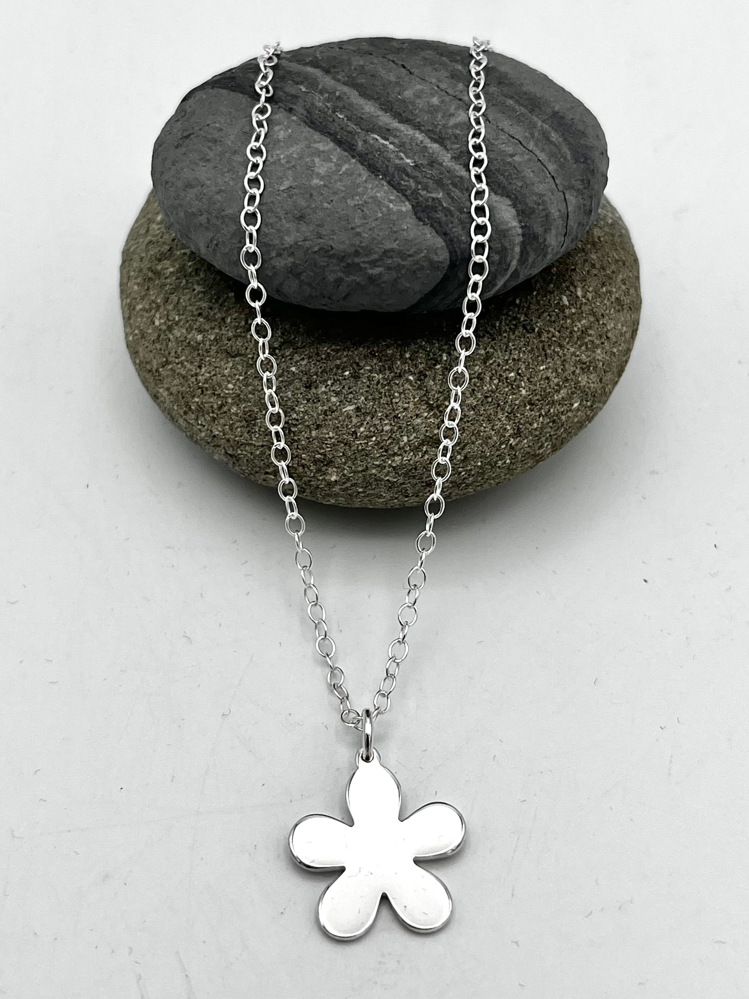 Single flower pendant 15mm wide polished finish on 16" trace chain
