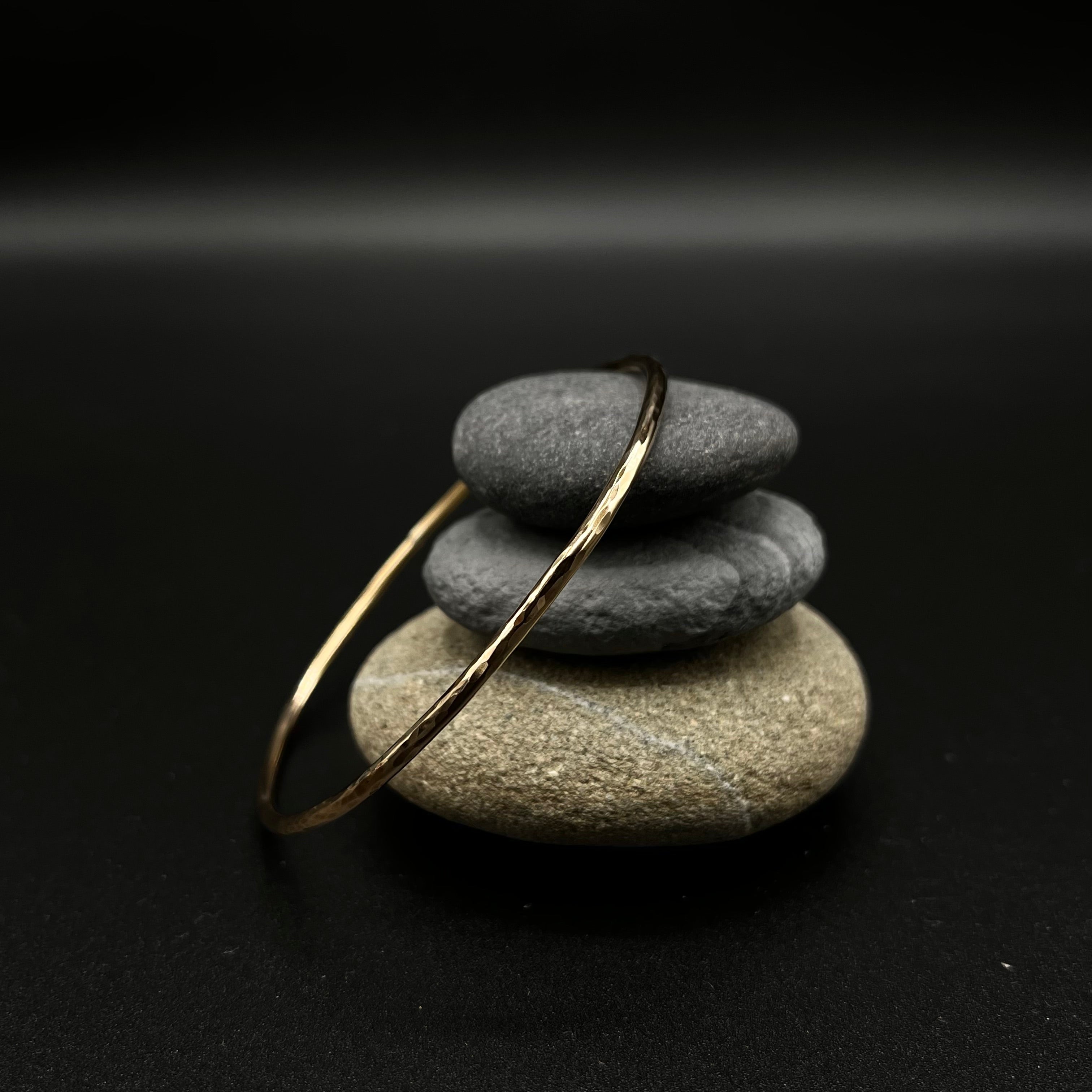9ct Yellow gold Bangle. Round wire hammered, polished finish
