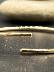 9ct Yellow gold adjustable, cross-over Bangle. Round wire hammered, polished finish