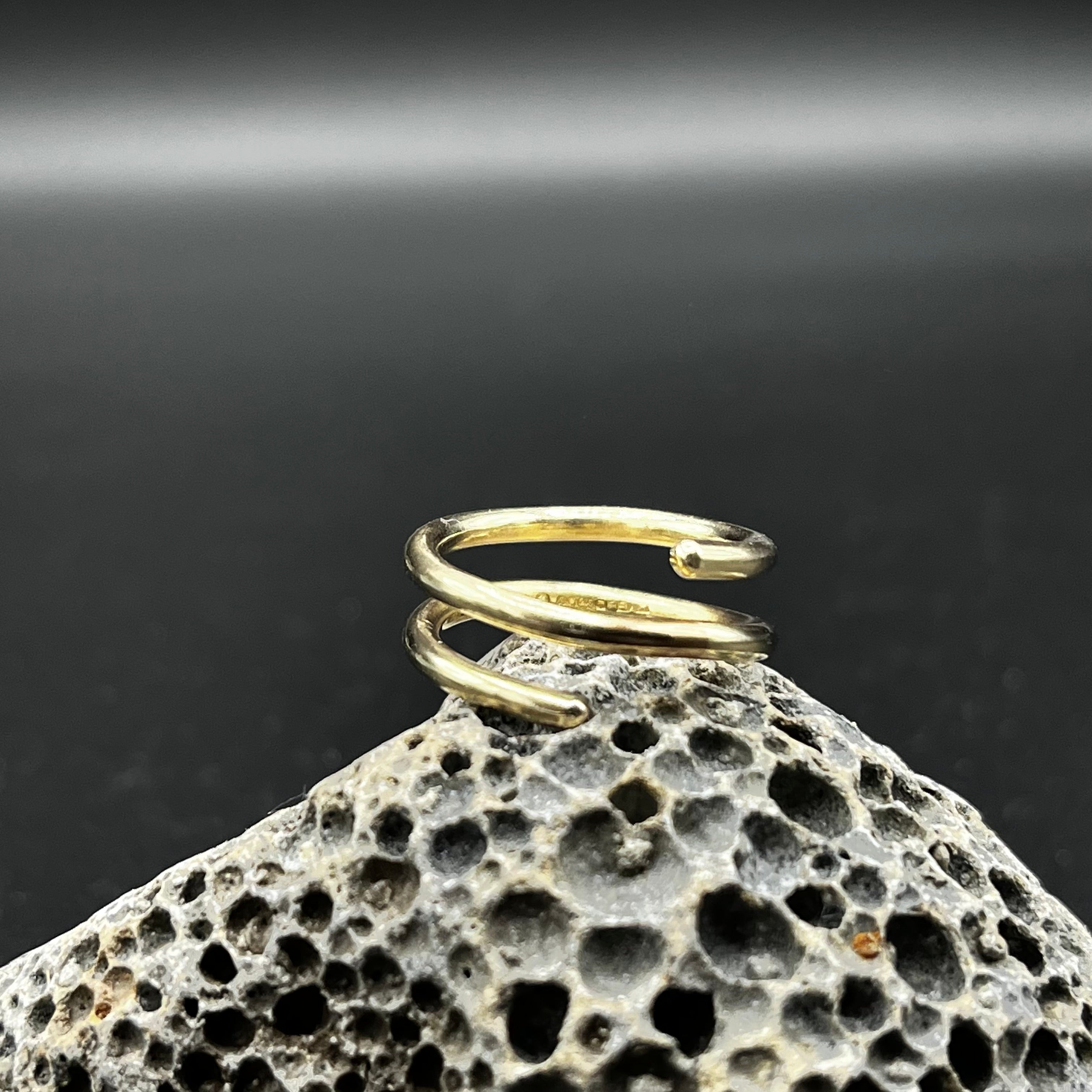 9ct yellow gold ring. Double crossover, round wire polished finish.
