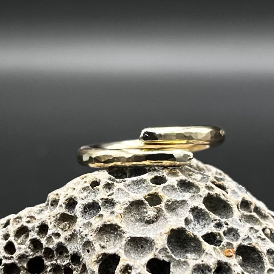 9ct yellow gold ring. Crossover, round wire hammered, polished finish.
