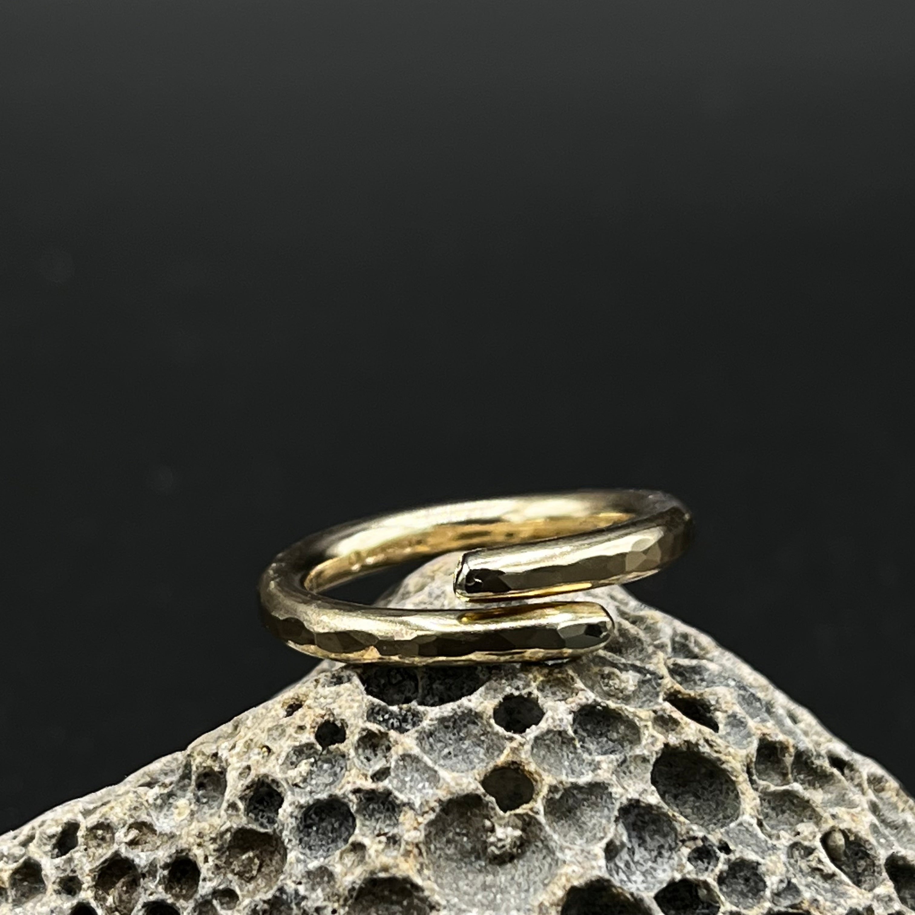 9ct yellow gold ring. Crossover, round wire hammered, polished finish.