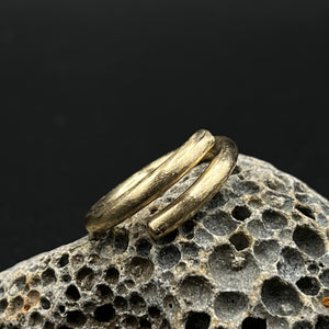 9ct yellow gold ring. Crossover, round wire etched finish.