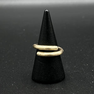 9ct yellow gold ring. Crossover, round wire etched finish.