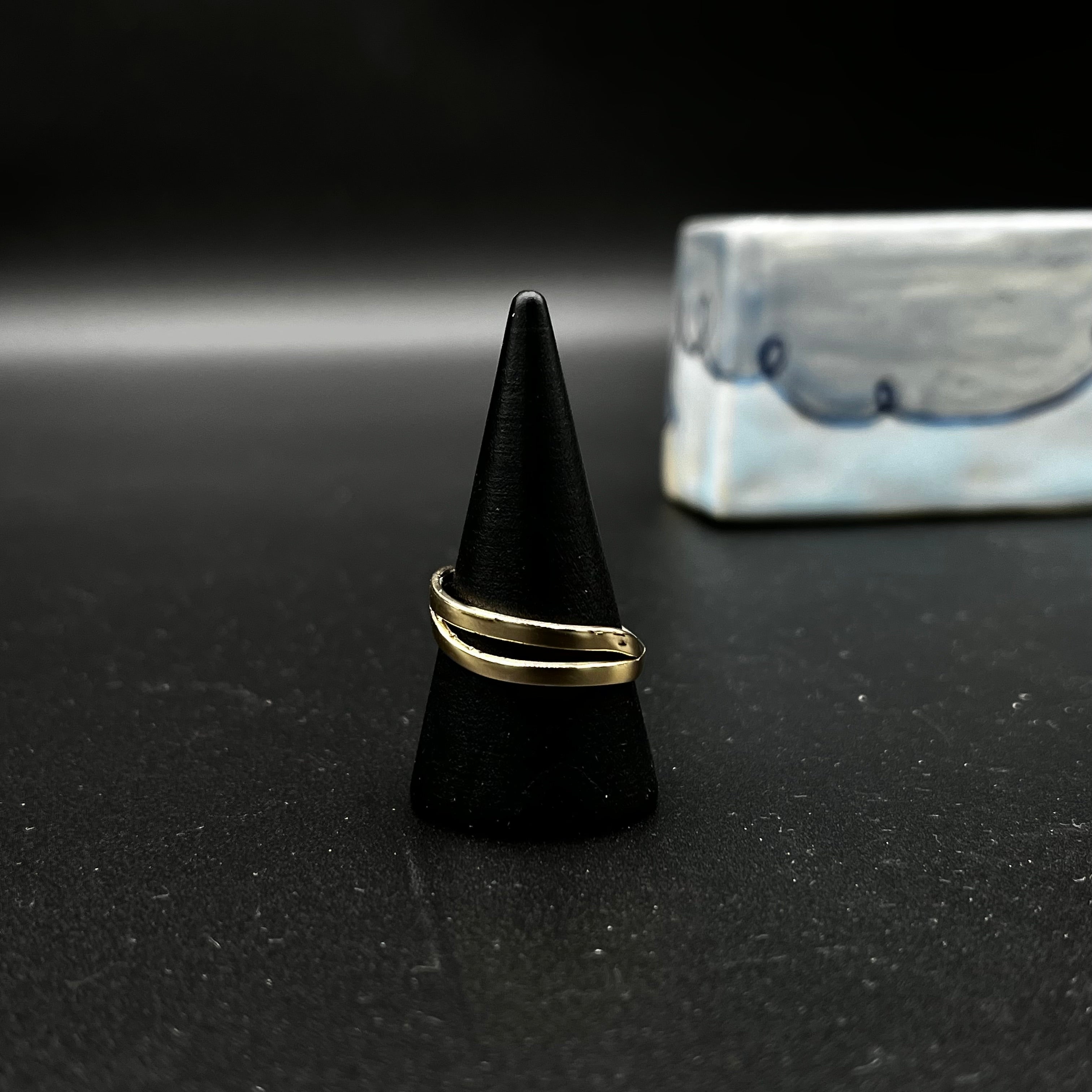 9ct yellow gold ring. Double twist, flat wire, polished finish.