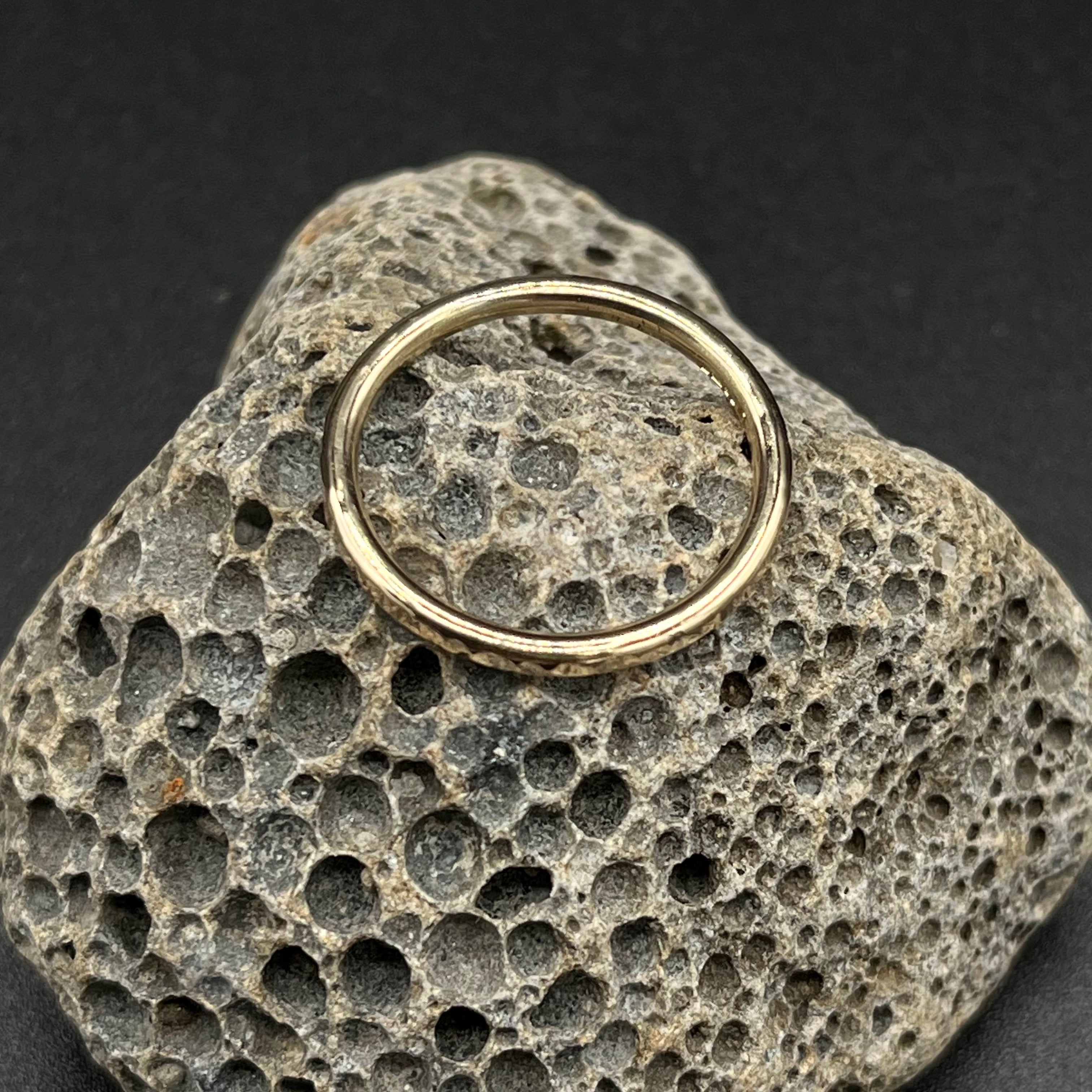 9ct yellow gold ring. Round wire, polished & hammered finish.