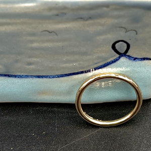 9ct yellow gold ring. Round wire, polished & hammered finish.