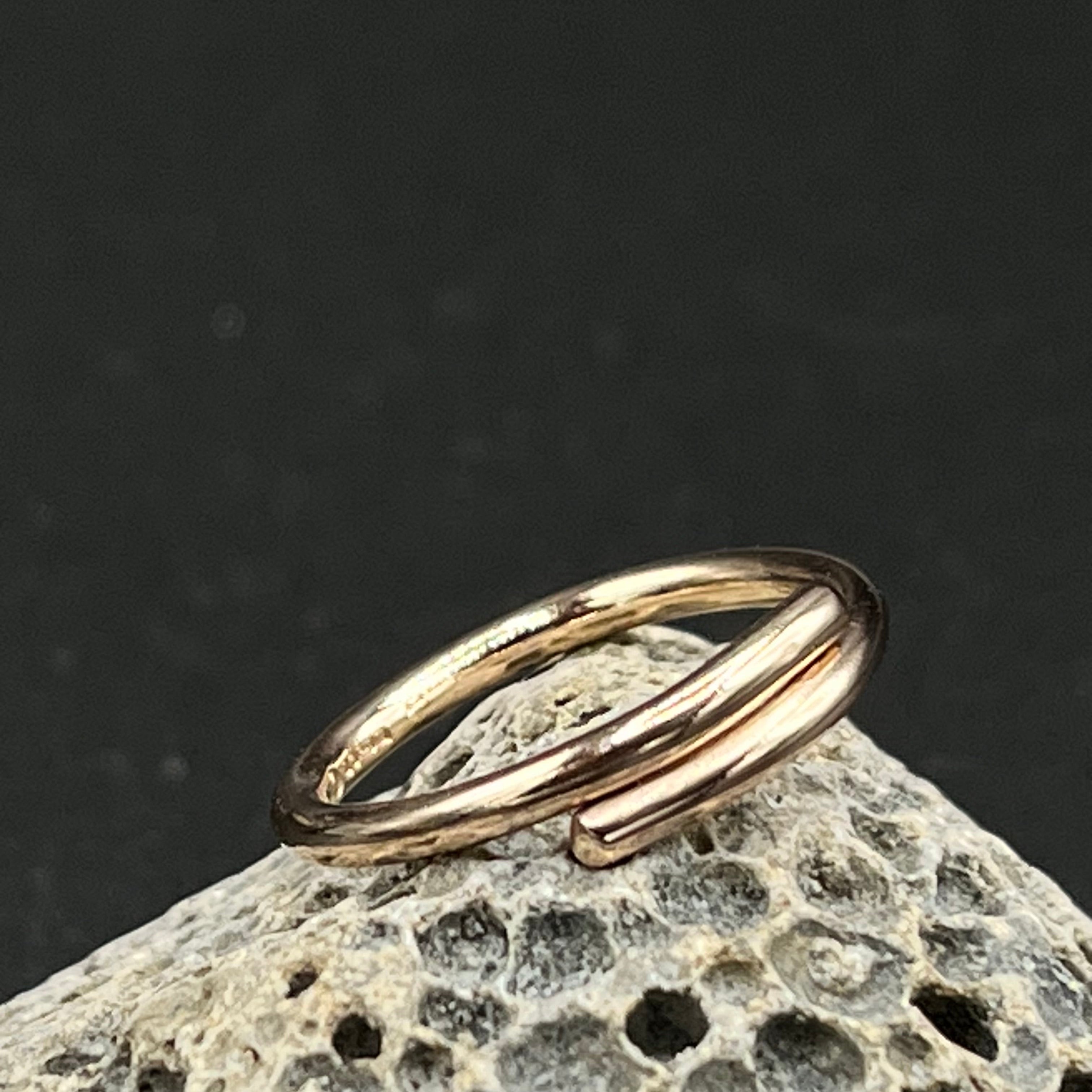 9ct red gold ring. Crossover, round wire polished finish.