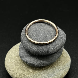 9ct red gold ring. Round wire, polished & hammered finish.