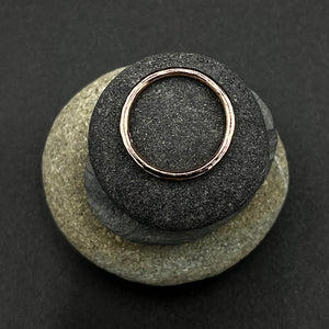 9ct red gold ring. Round wire, polished & hammered finish.