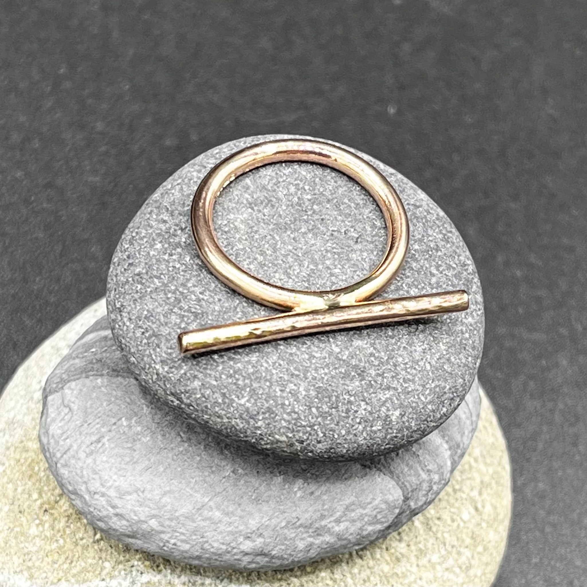 9ct red gold ring. 'T' bar design ring design 2mm hammered bar and polished round wire shank.