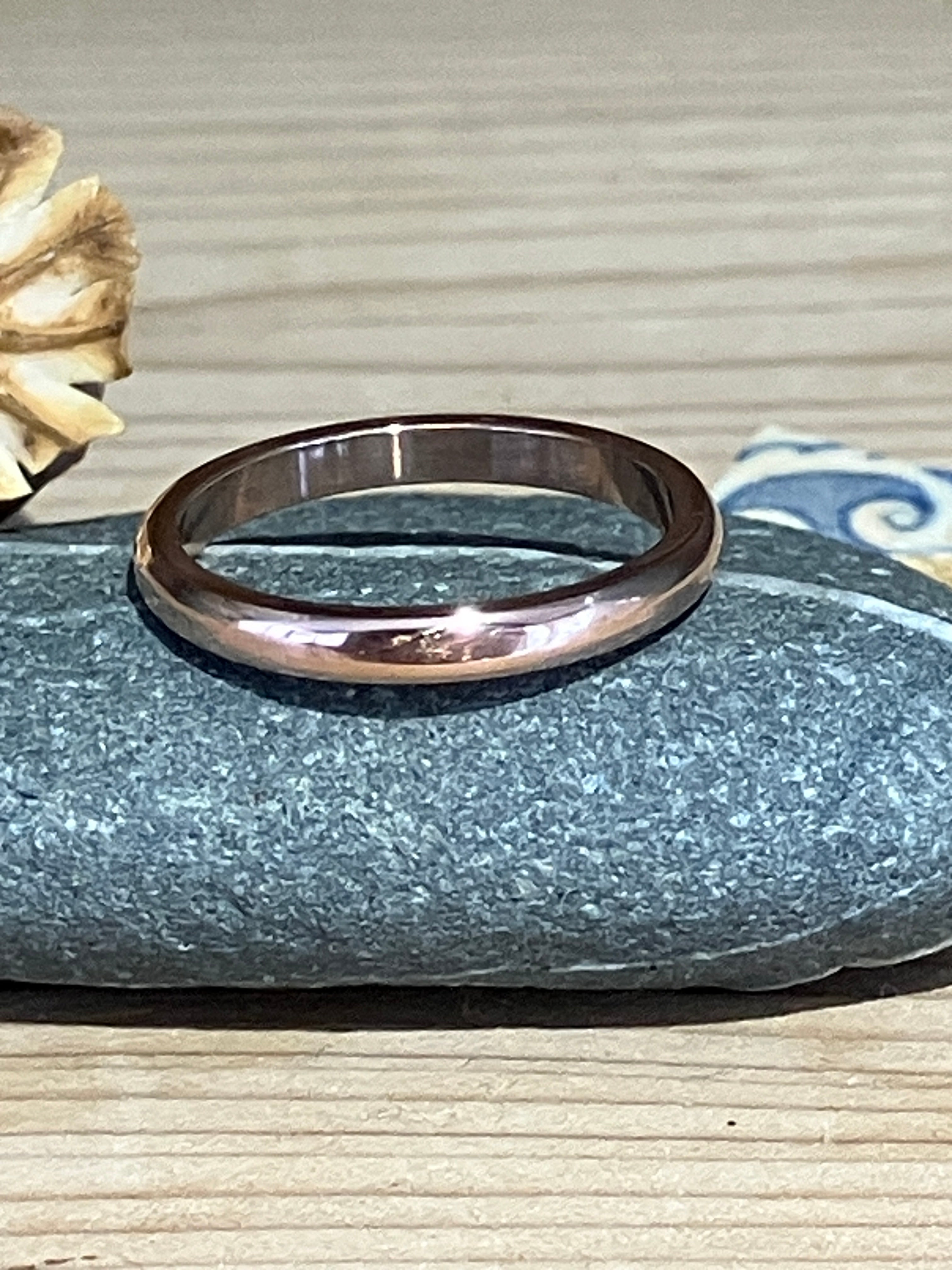 9ct red gold ring. ‘D’ shaped ring design 2mm polished finished