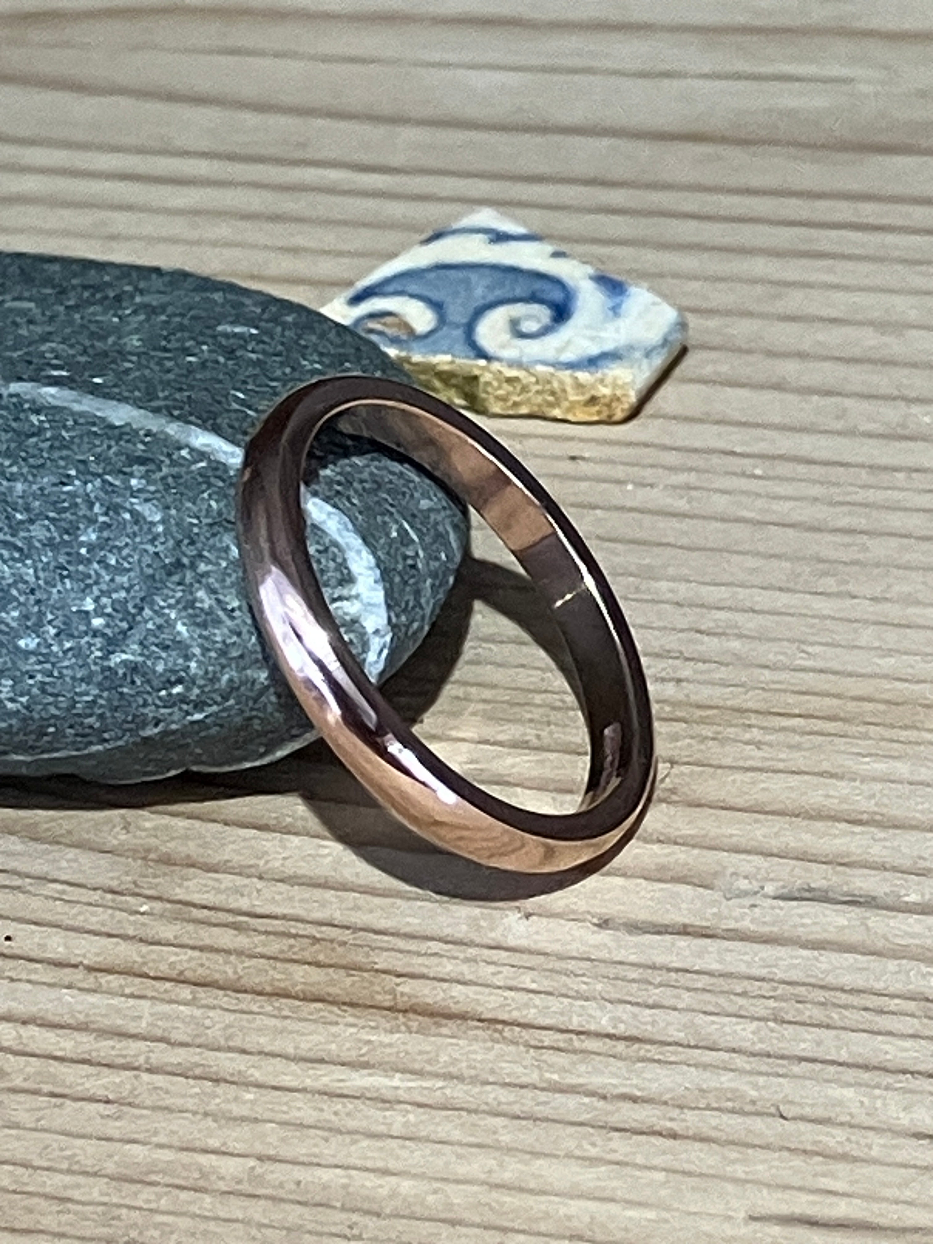 9ct red gold ring. ‘D’ shaped ring design 2mm polished finished