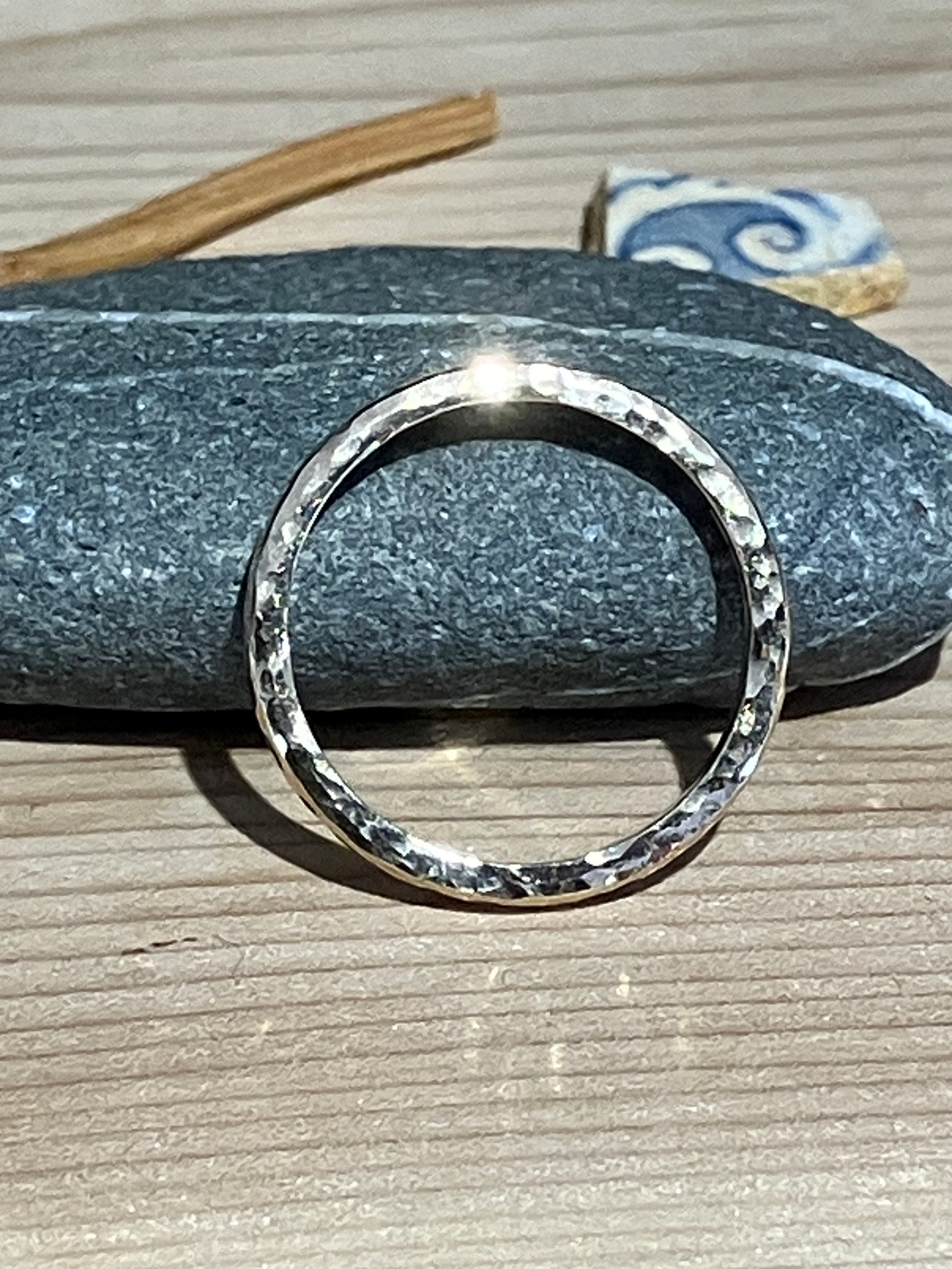 9ct yellow gold ring. ‘D’ shaped ring design 2mm hammered finished