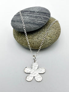 Single flower pendant 15mm wide hammered finish on 16mm trace chain