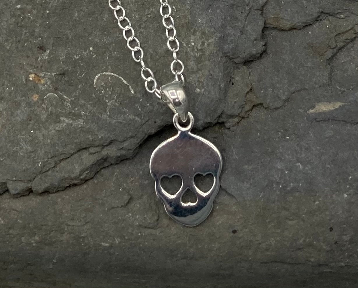 Sterling Silver skull pendant on 16" trace chain