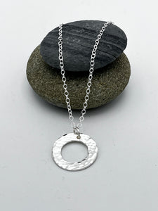 Washer pendant 20mm wide hammered finish on 16" trace chain