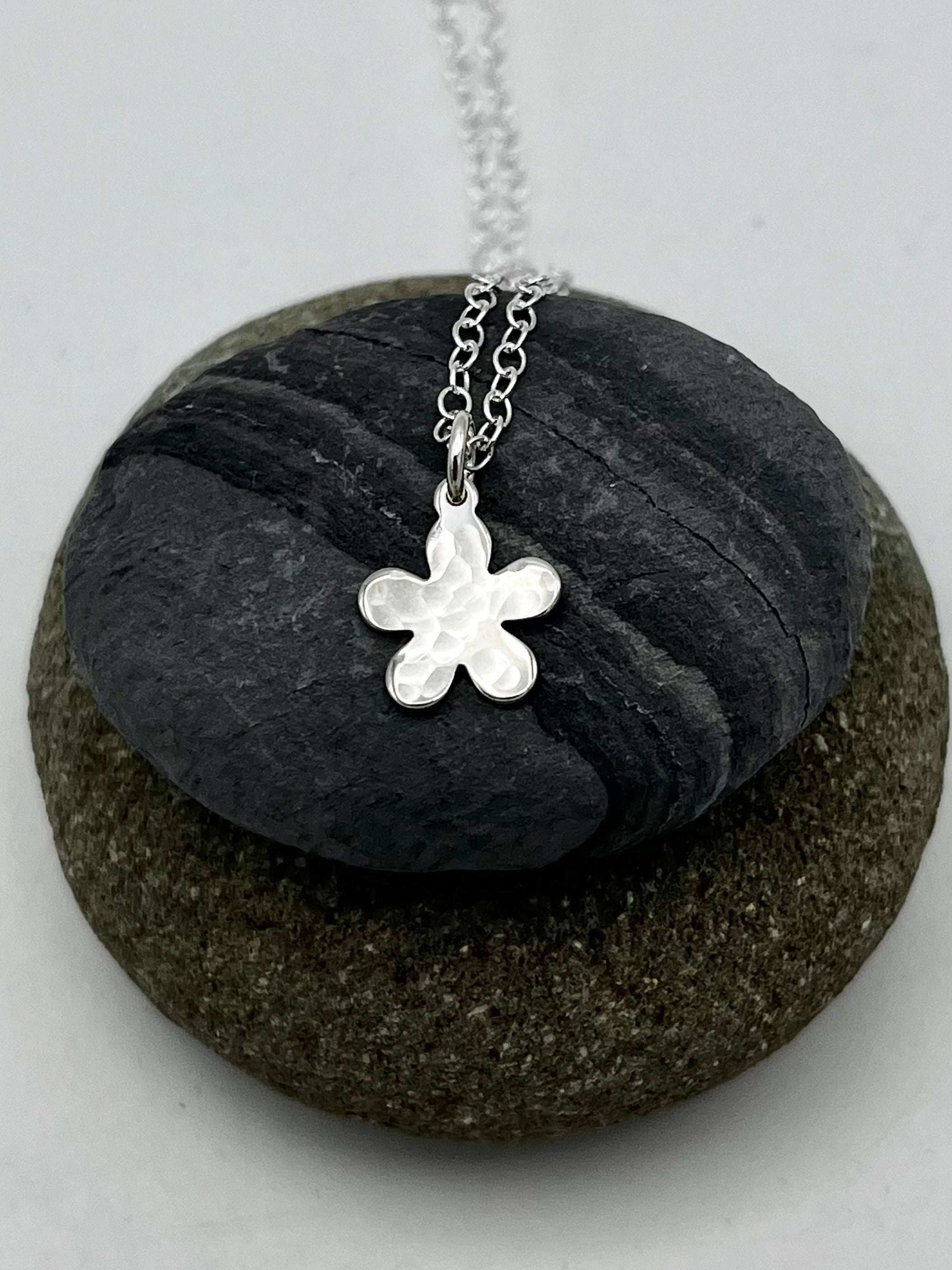 Single flower pendant 10mm wide hammered finish on 16mm trace chain