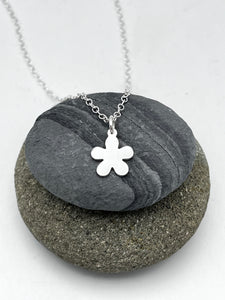 Single flower pendant 10mm wide polished finish on 16mm trace chain