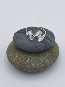 Sterling Silver Ring. Polished wave squiggle ring size 'O'