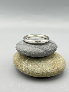 Sterling Silver Ring. 3mm round wire hammered ring size 'V'
